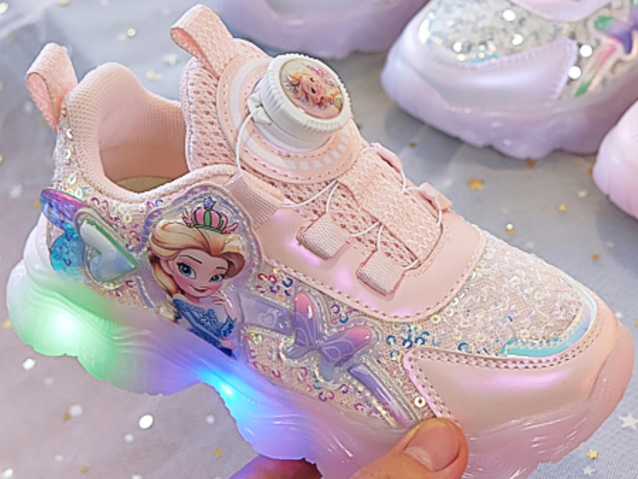 爱莎公主女童运动鞋,旋转扣便捷穿脱,果冻底舒适防滑,内置亮灯更闪耀
