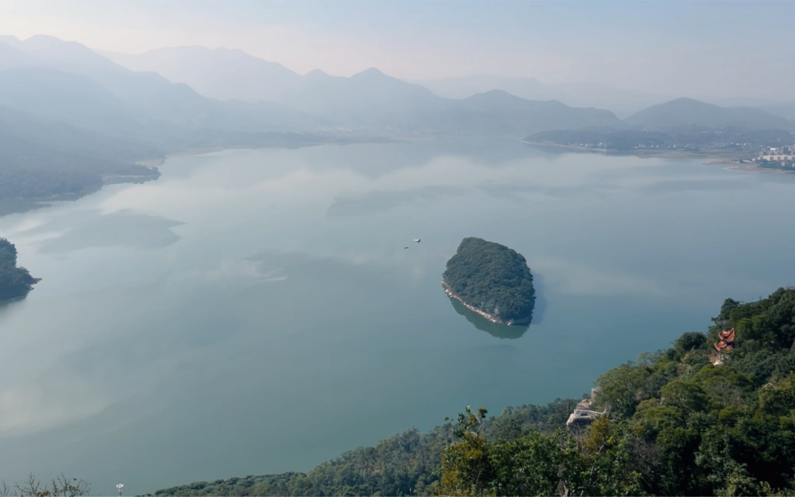 号称福州小洱海的东张水库,比起洱海还是差太多了,不过从石竹山的视角