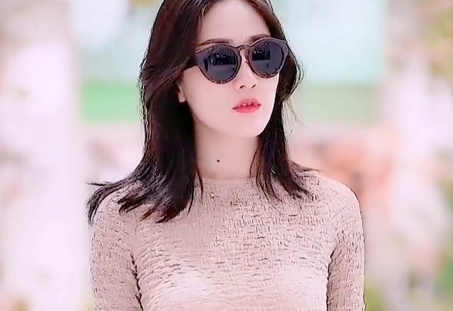 美女一身靓装带上墨镜,这气质简直太完美了
