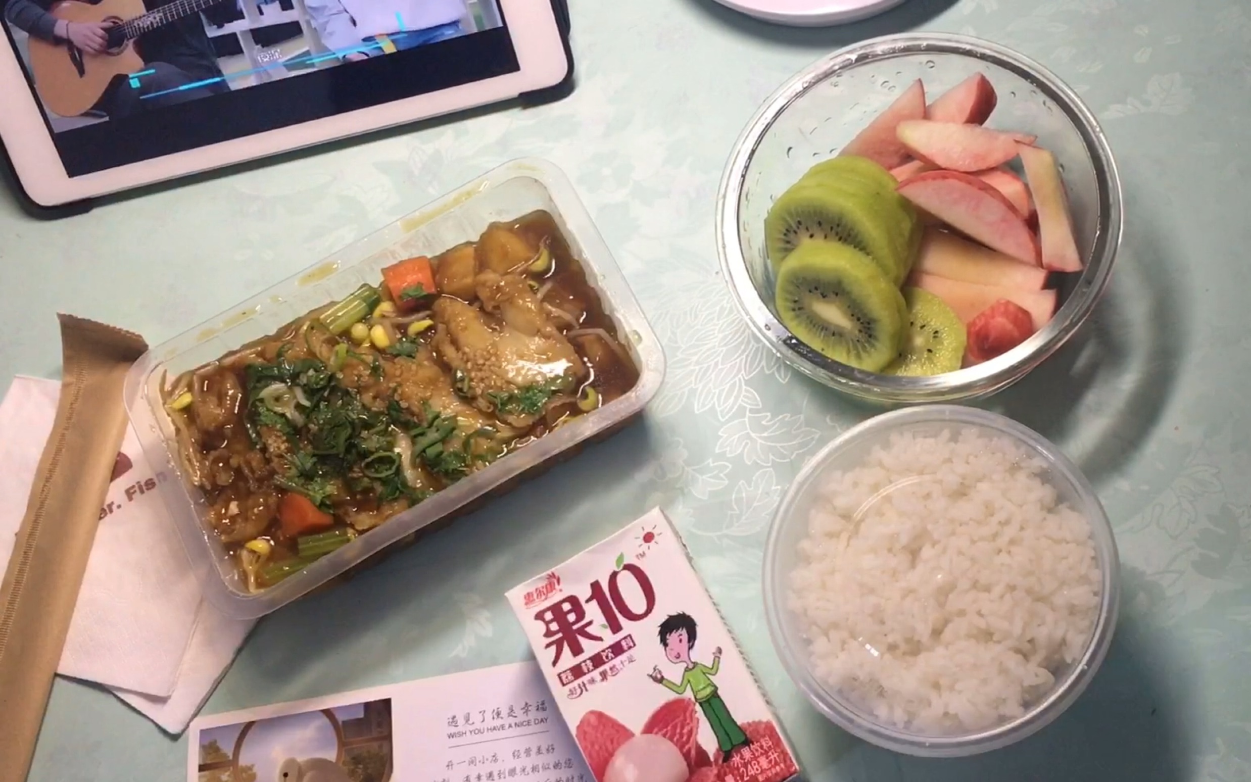 沙雕女孩日常 寝室边吃外卖边看创造营2019and甄嬛传