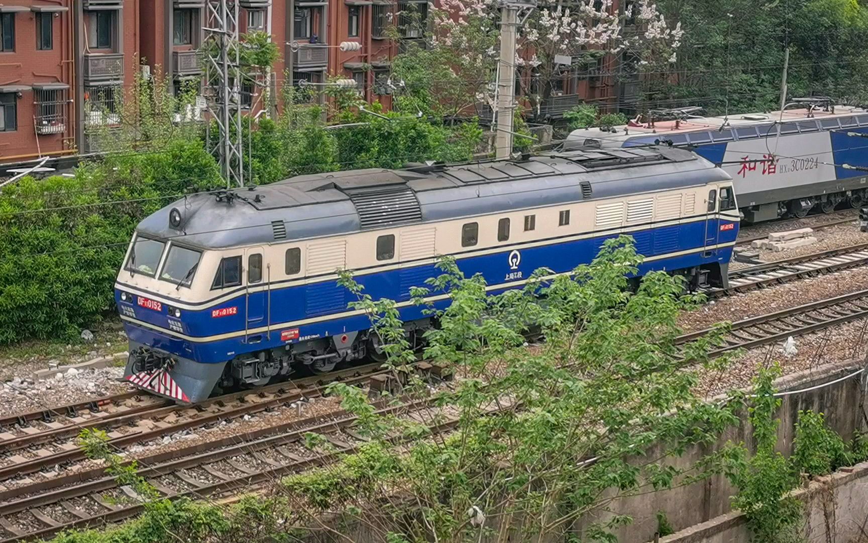 上局宁东段df11内燃机车0152号机调向驶入南京西站