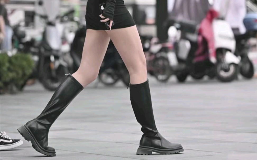 气质长靴美女下班回家脱靴