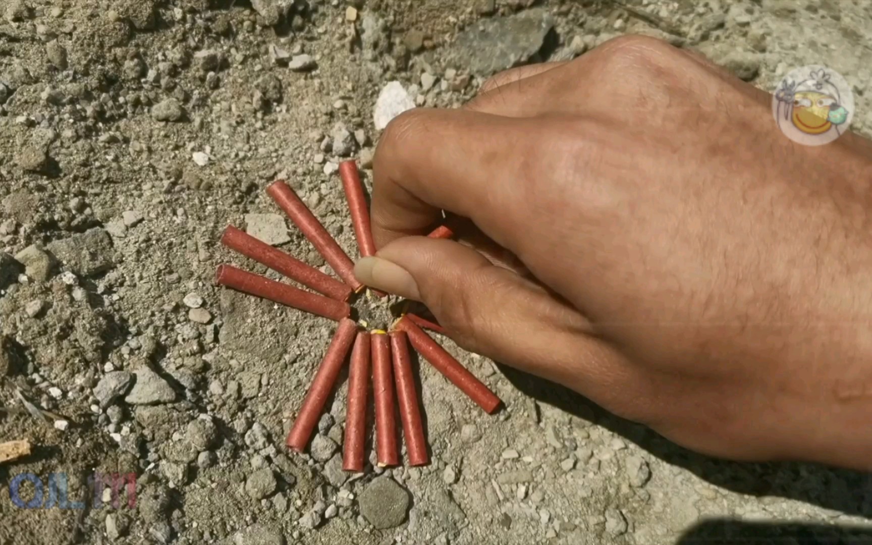 玩个红蜘蛛小炮仗