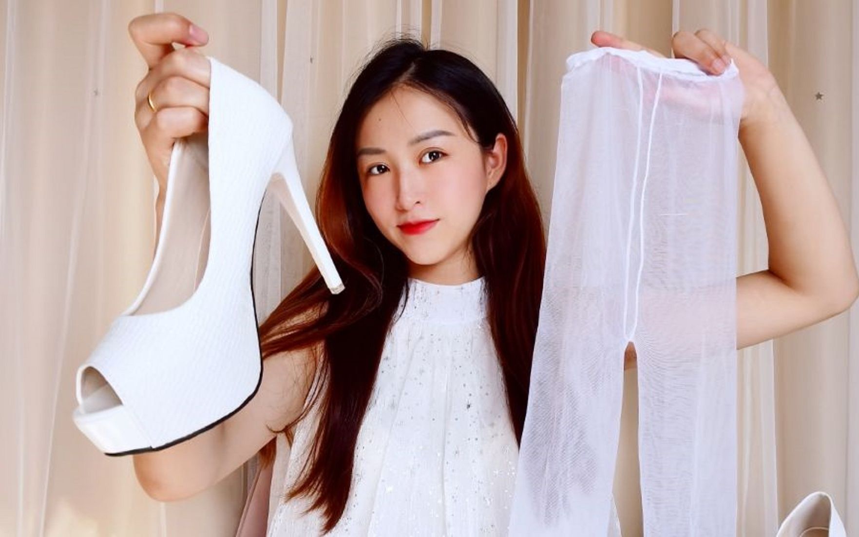 珂珂是高跟鞋控,试穿10cm白色鱼嘴高跟鞋,上脚超显气质!