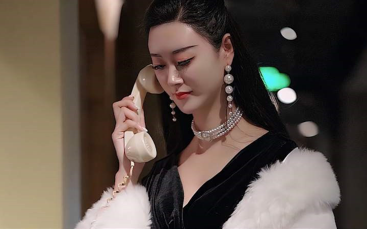 粉裙车模吴春怡这身材多少妹子羡慕