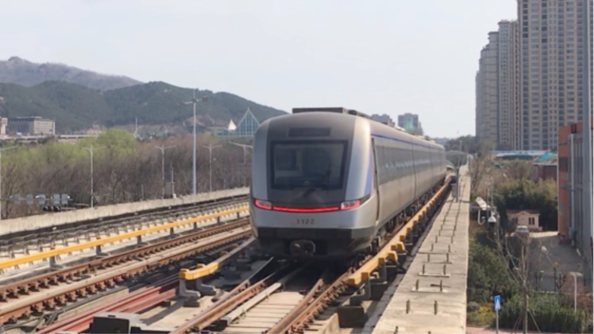 青岛地铁蓝谷快线1122车出张村站