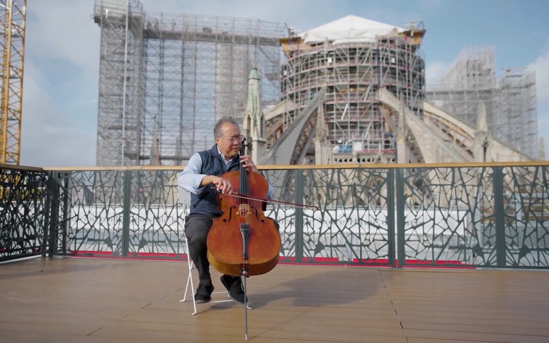 [图]【马友友】在重建中的巴黎圣母院前演奏'Ave Maria'