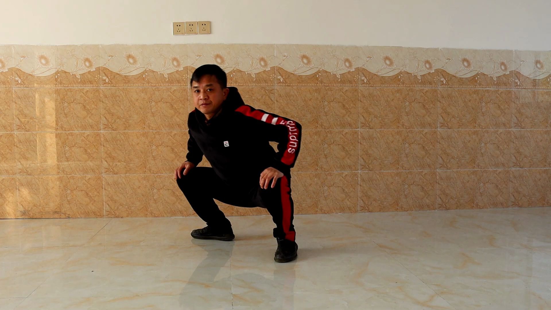 每天早上走100步鸭子步拉伸大腿内侧肾经提升肾气让你精神一整天