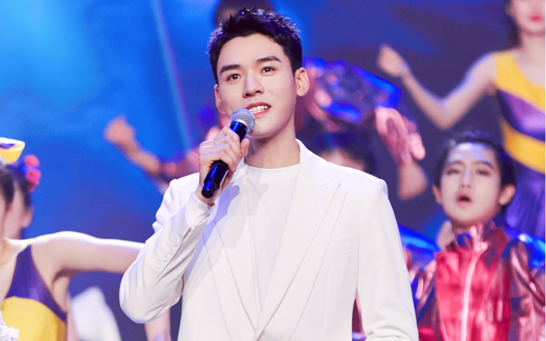 龚俊把未来点亮我和2035有个约坚信爱会赢天下残酷月光龚俊那些年登台