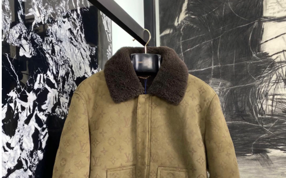 说一下高仿lv路易威登满印暗纹皮毛一体压纹羊毛夹克外套