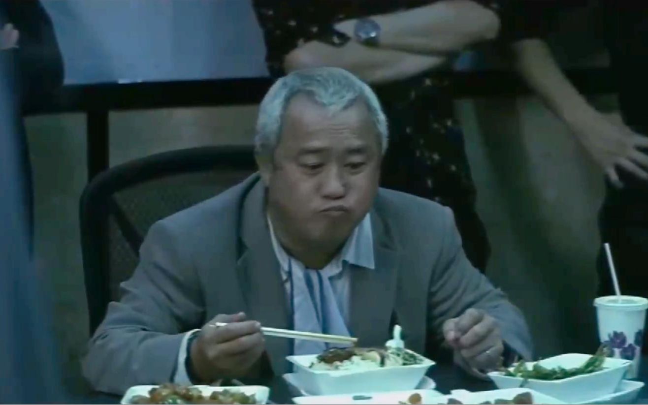 无间道:曾志伟警局吃盒饭这段,堪称全剧最精彩,老戏骨演技炸裂