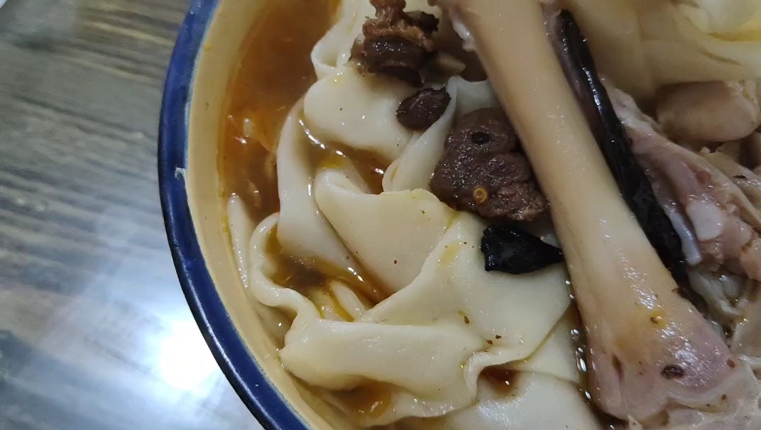 吃过羊肉板面没有?在亳州第一次吃,还要了一个羊蹄,每人才16元