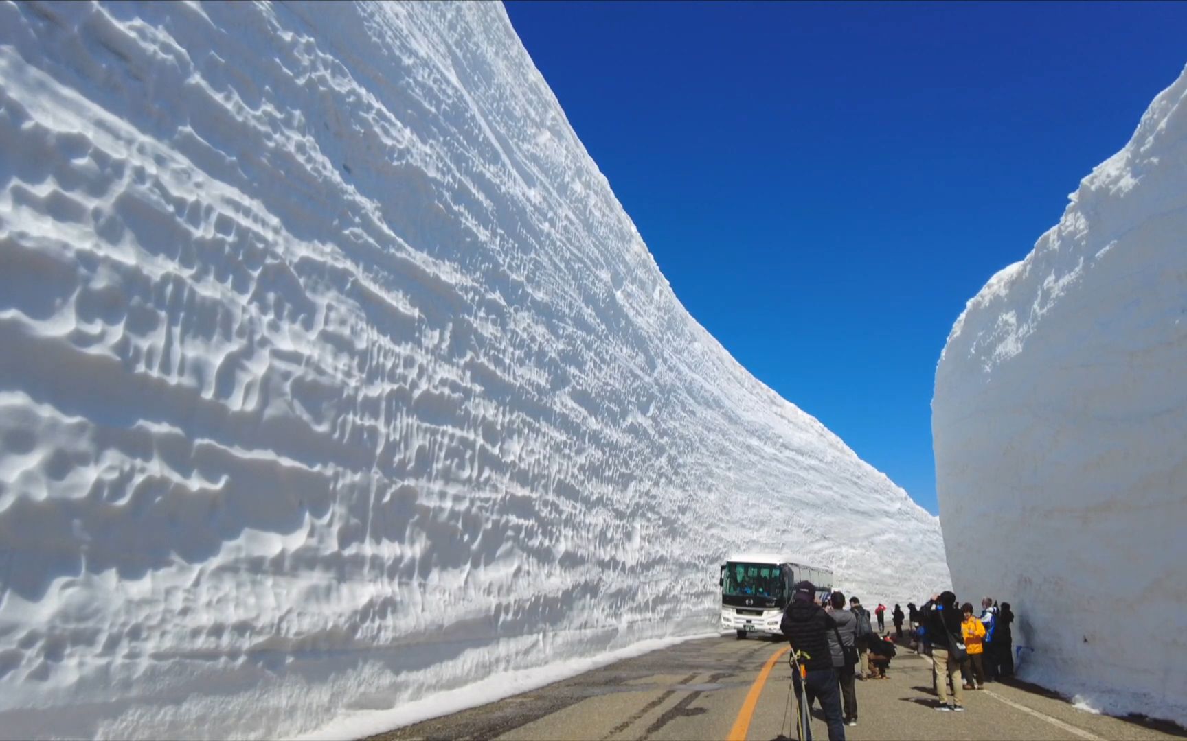 探索日本最后的秘境,汽车在雪谷中穿行,20米高的雪墙直插天际_哔哩