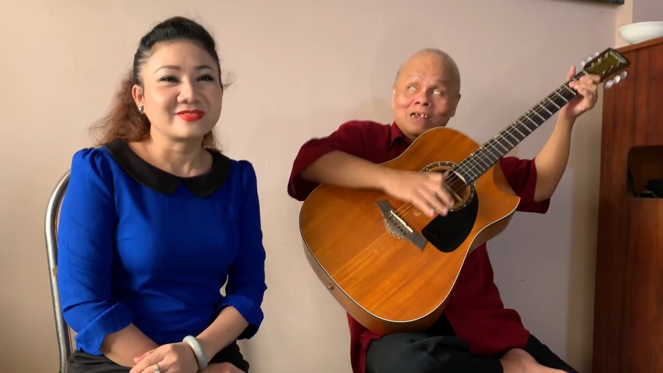 越南盲人吉他手翻唱,敢问路在何方_哔哩哔哩_bilibili