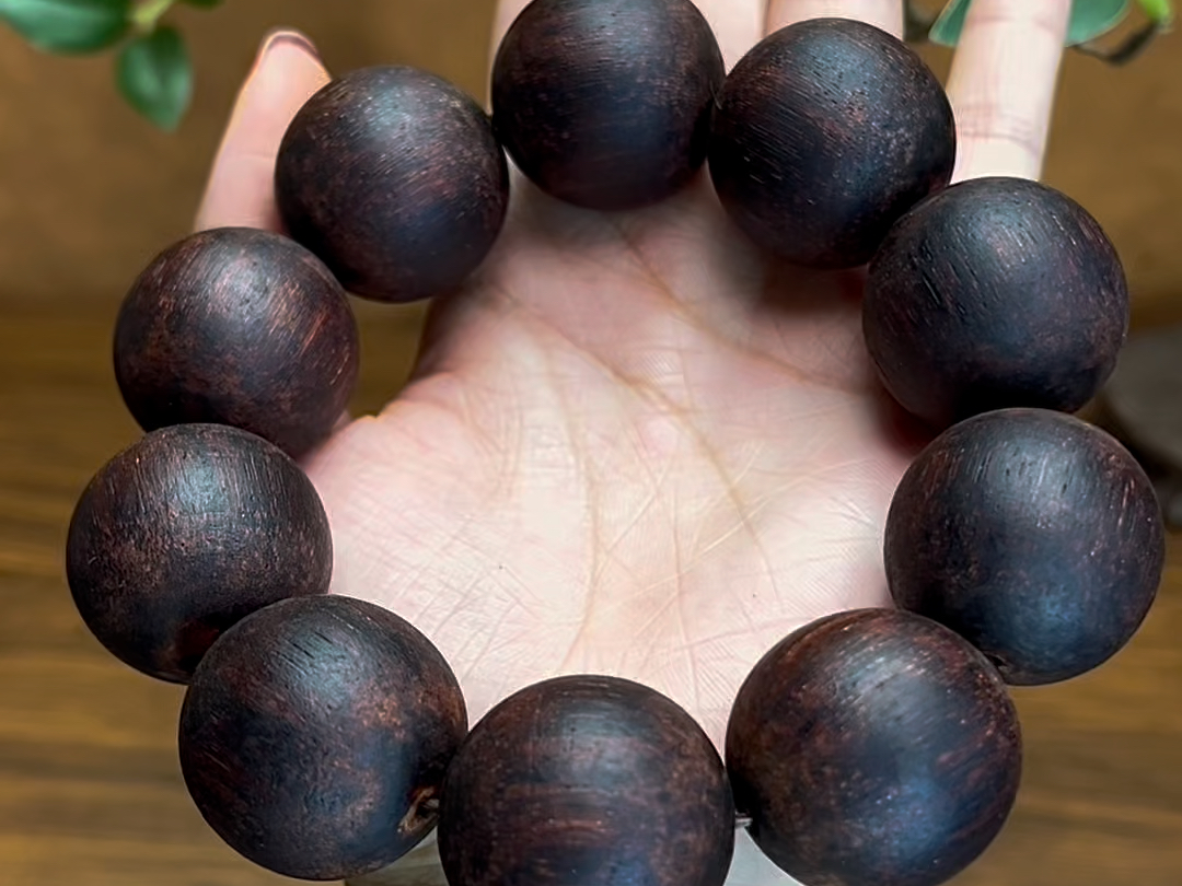 《奇楠级降真香胭脂红手串:金丝缠绕的珍贵香韵》