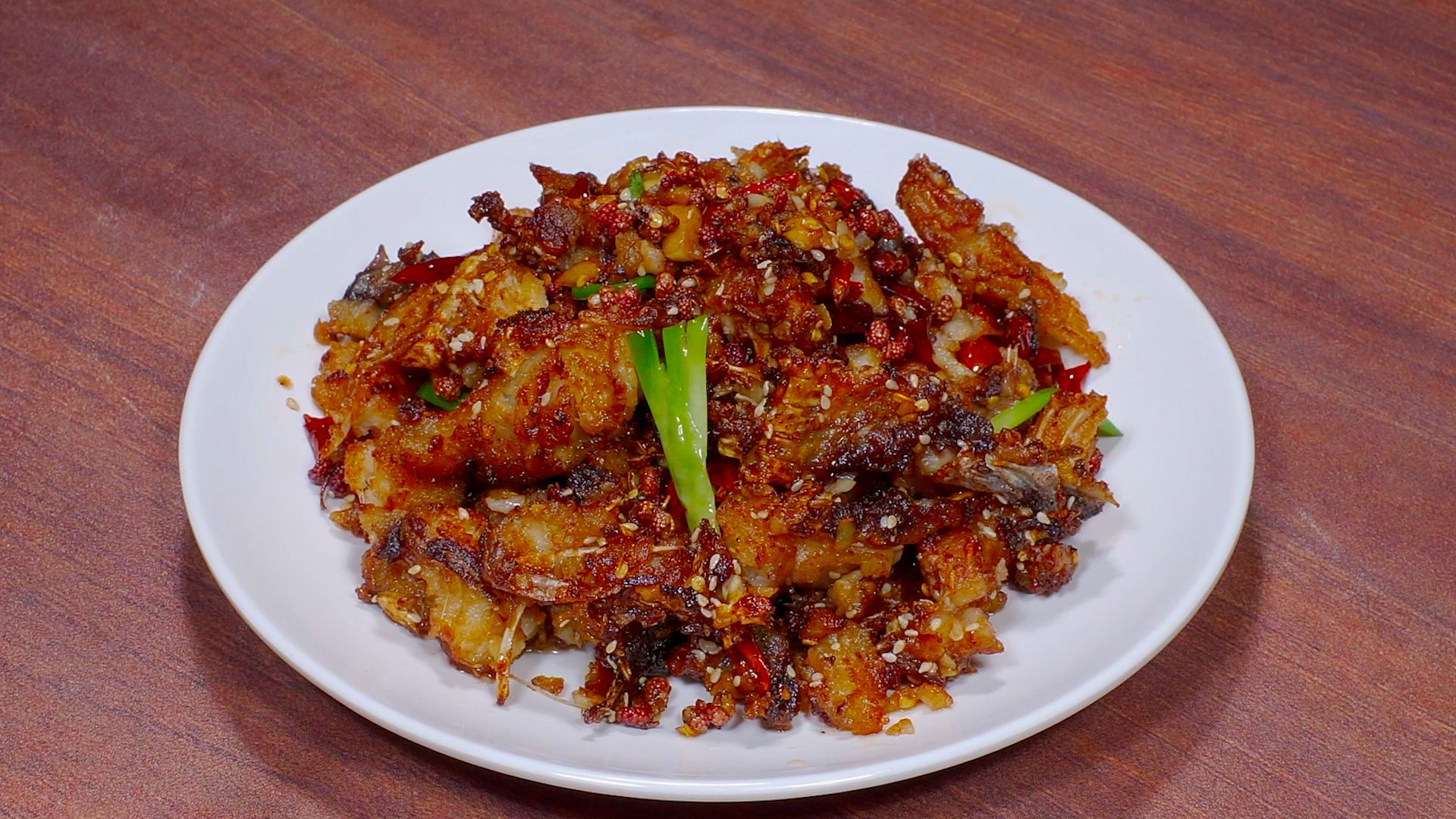 最近很火的香酥鱼块做法,外酥里嫩香辣过瘾,连鱼刺都可以吃