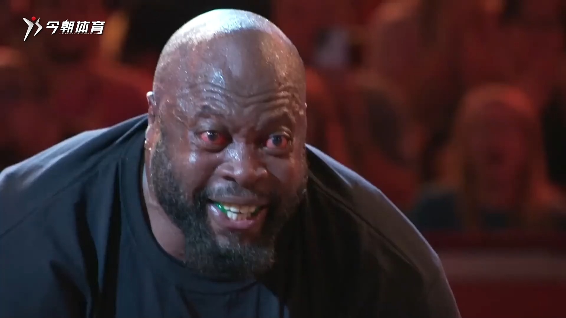 56岁的大力士马克菲利克斯硬拉直接拉红眼后累倒！