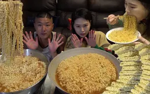 Video herunterladen: 【Fran卡妹】 和弟弟吃14包拉面+泡菜肉卷鸡蛋卷