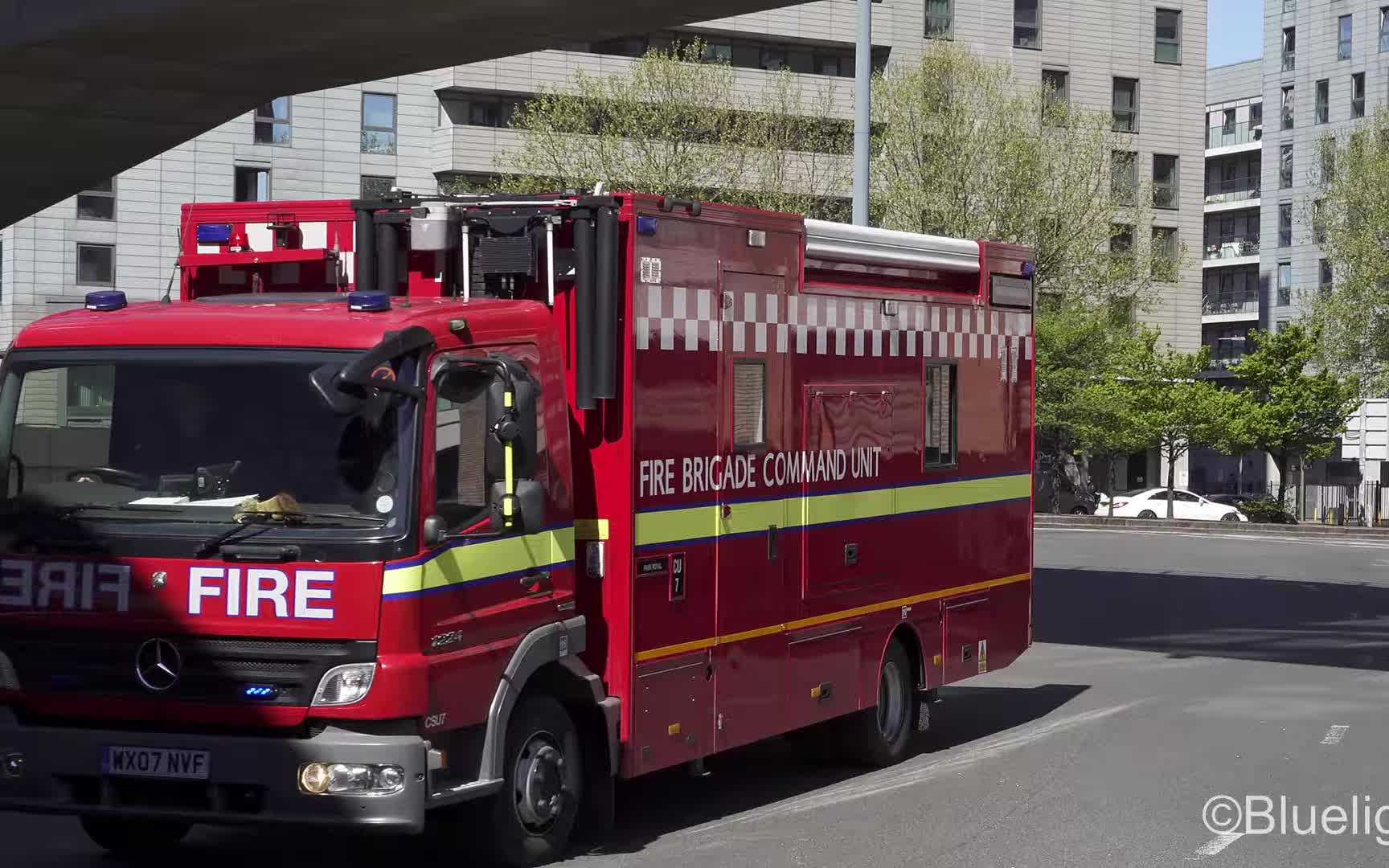 英国伦敦高层建筑发生大火,消防救援部门紧急出警!_哔哩哔哩_bilibili