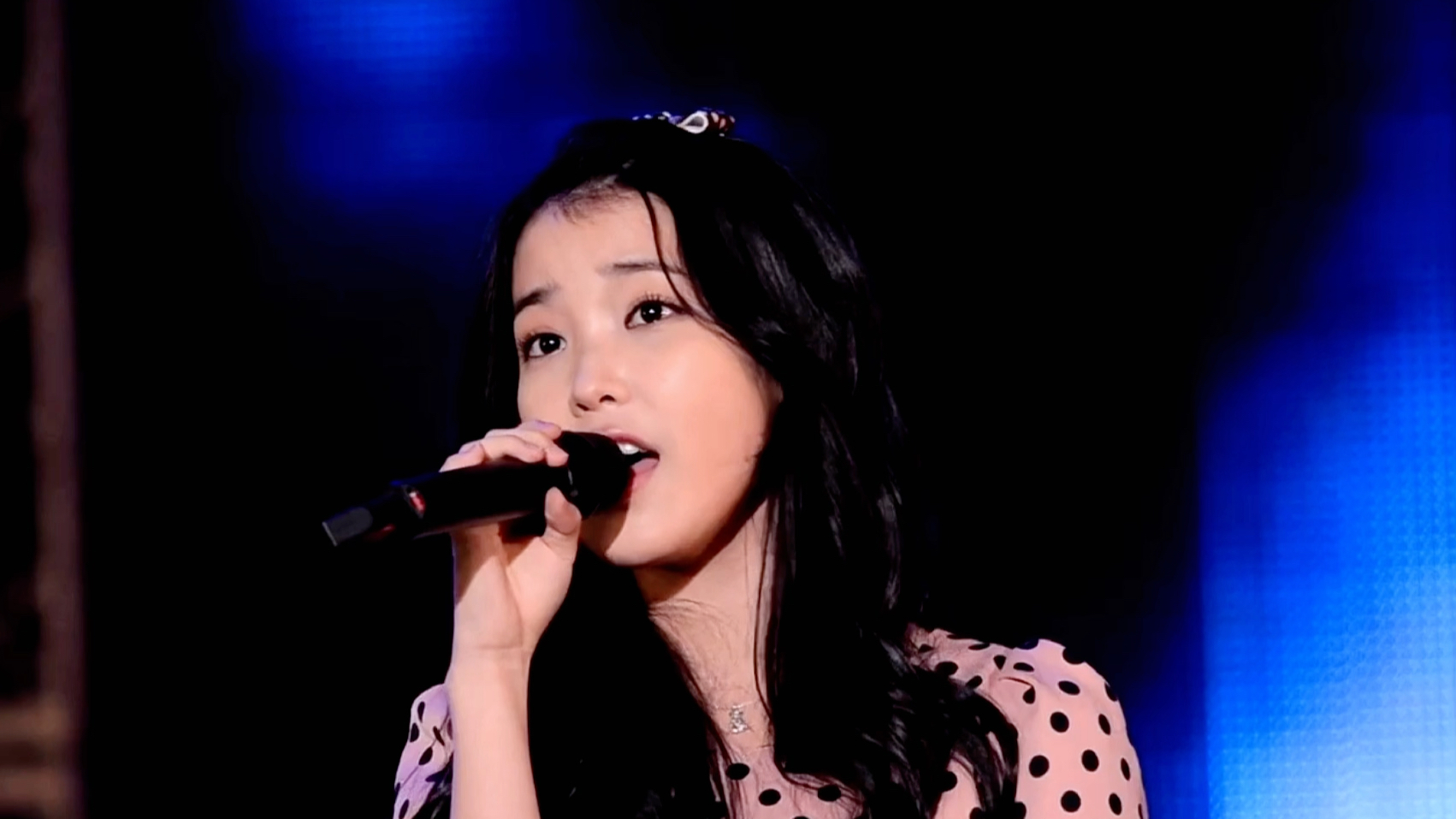 (iu李知恩)奶恩舞台上受惊吓瞬间,太可爱了叭!