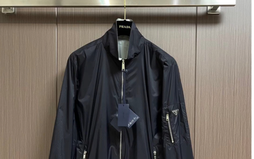 说一下高仿prada普拉达三角徽标双面穿拉链外套