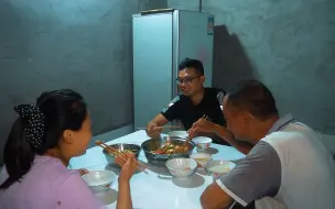 Tải video: 常回家看看，老爸做一道红烧兔，麻辣鲜香，还是老爸做的菜最好吃