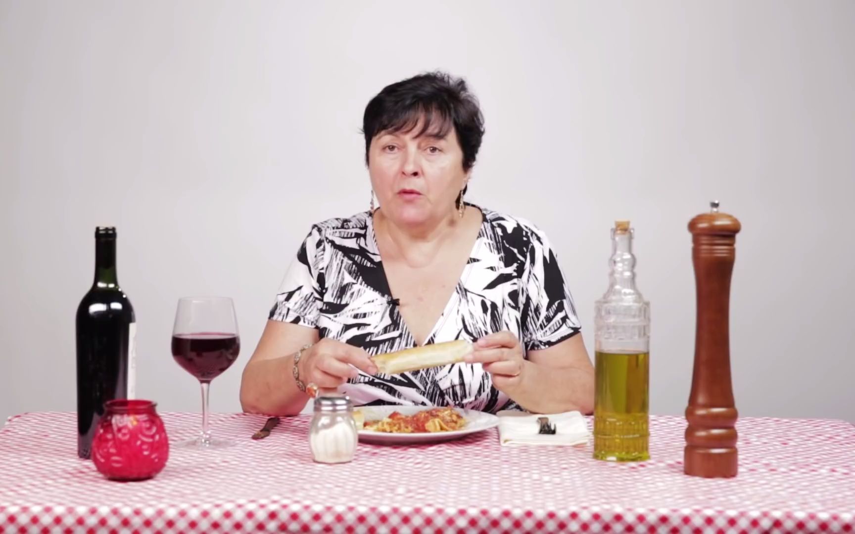 Italian Grandmas Try Olive Garden For The First Time  印度代购www.abmau.com哔哩哔哩bilibili