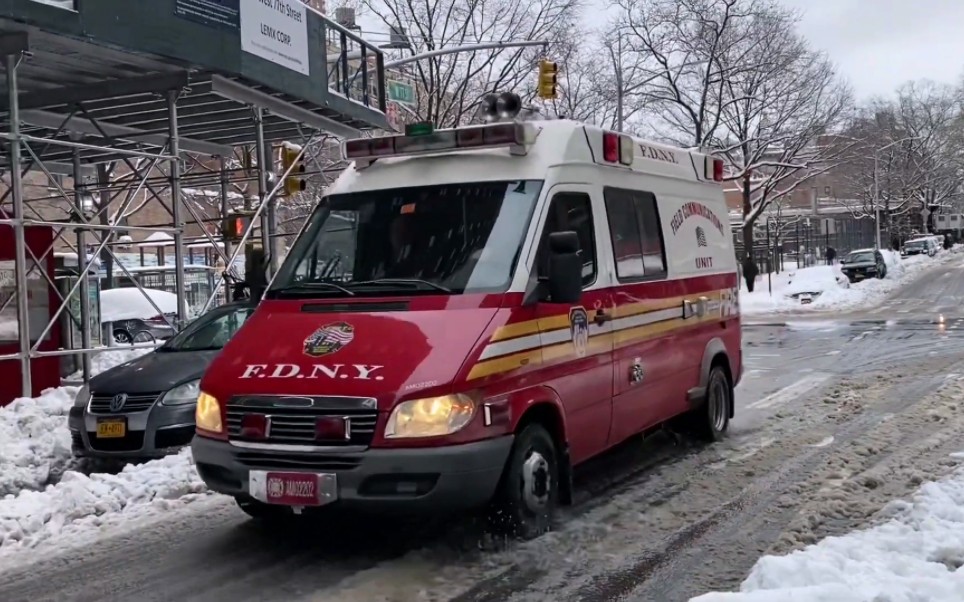 [图]【街拍出警】“极其罕见！”纽约市消防局 现场通讯车在冬季风暴中的响应合集