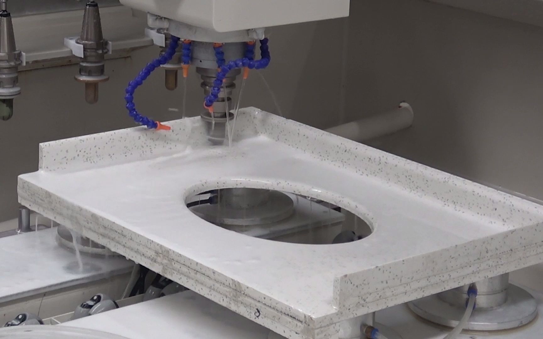 石英石加工中心磨后圆弧挡水(全自动换掉进行磨后圆弧r角挡水)