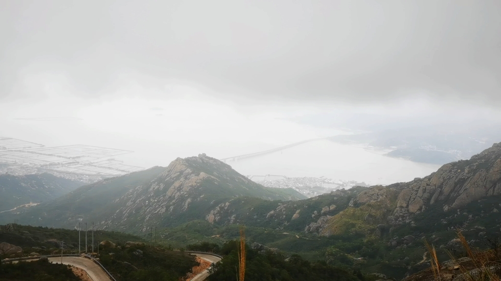 摩旅福建,漳浦县网棋石(海拔900多)俯瞰漳江湾跨海大桥,过了桥就进入