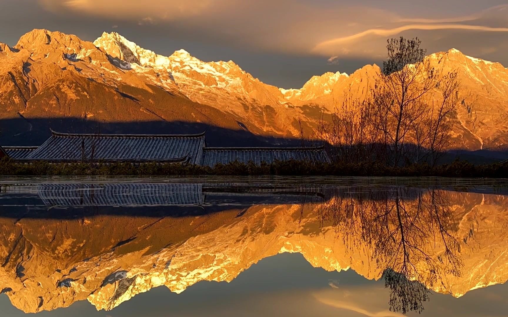 【云南丽江·日照金山】人类的画笔画不出大自然万分之一的美