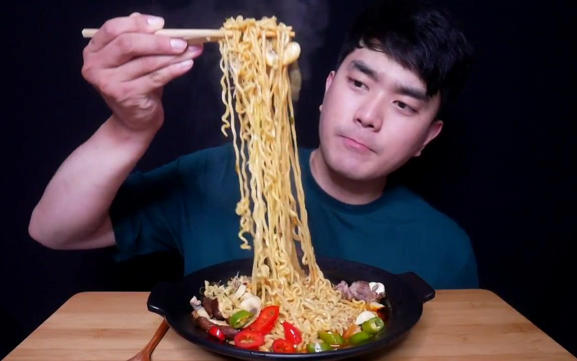 [图]- 均馆公子 GyunTV - 金拉面+汤泡饭篇 Mukbang(Eating show)