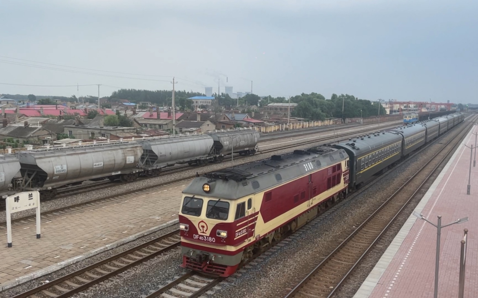3180牵引哈尔滨东-抚远的k5151次非空调快速列车通过滨北线呼兰站北场