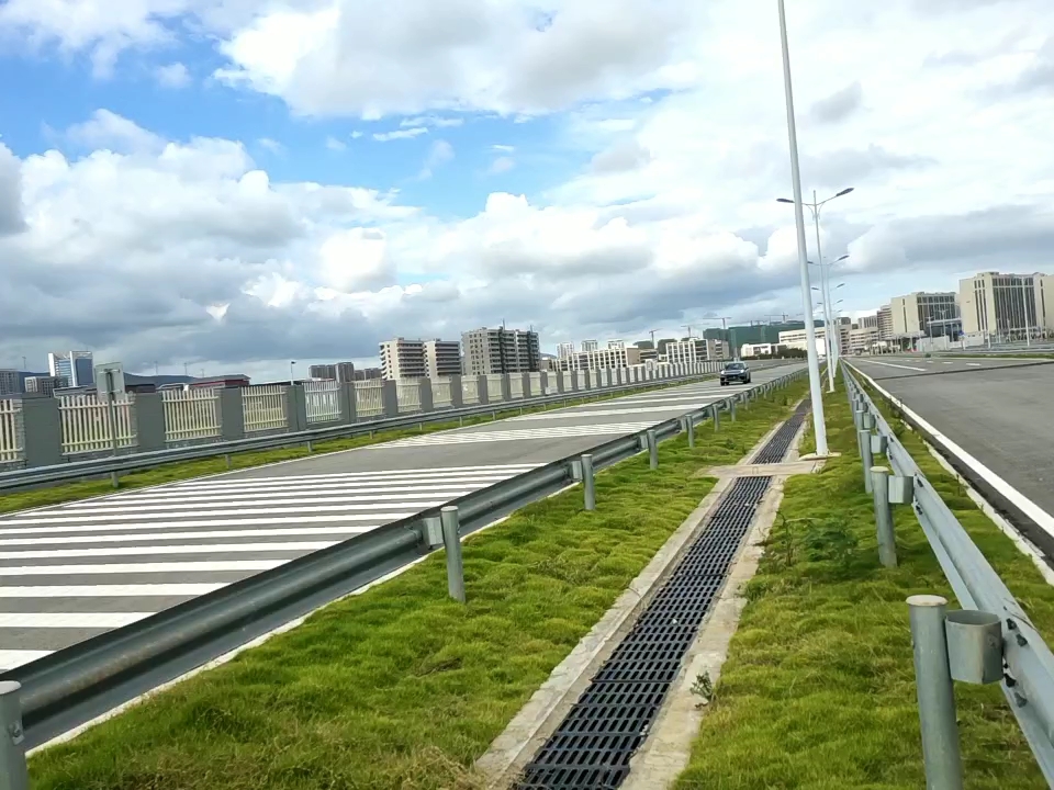 领克梅山工厂初体验之领克09灰色直线快速通过姿态展示