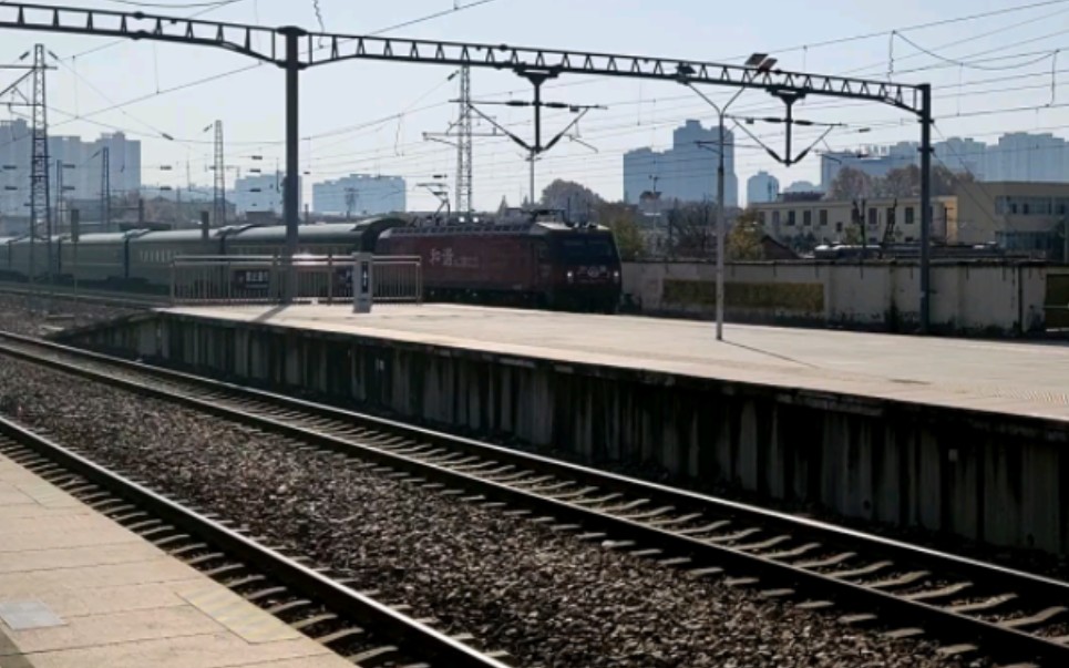 站台拍车〕贵阳进京直特z150次列车通过漯河站