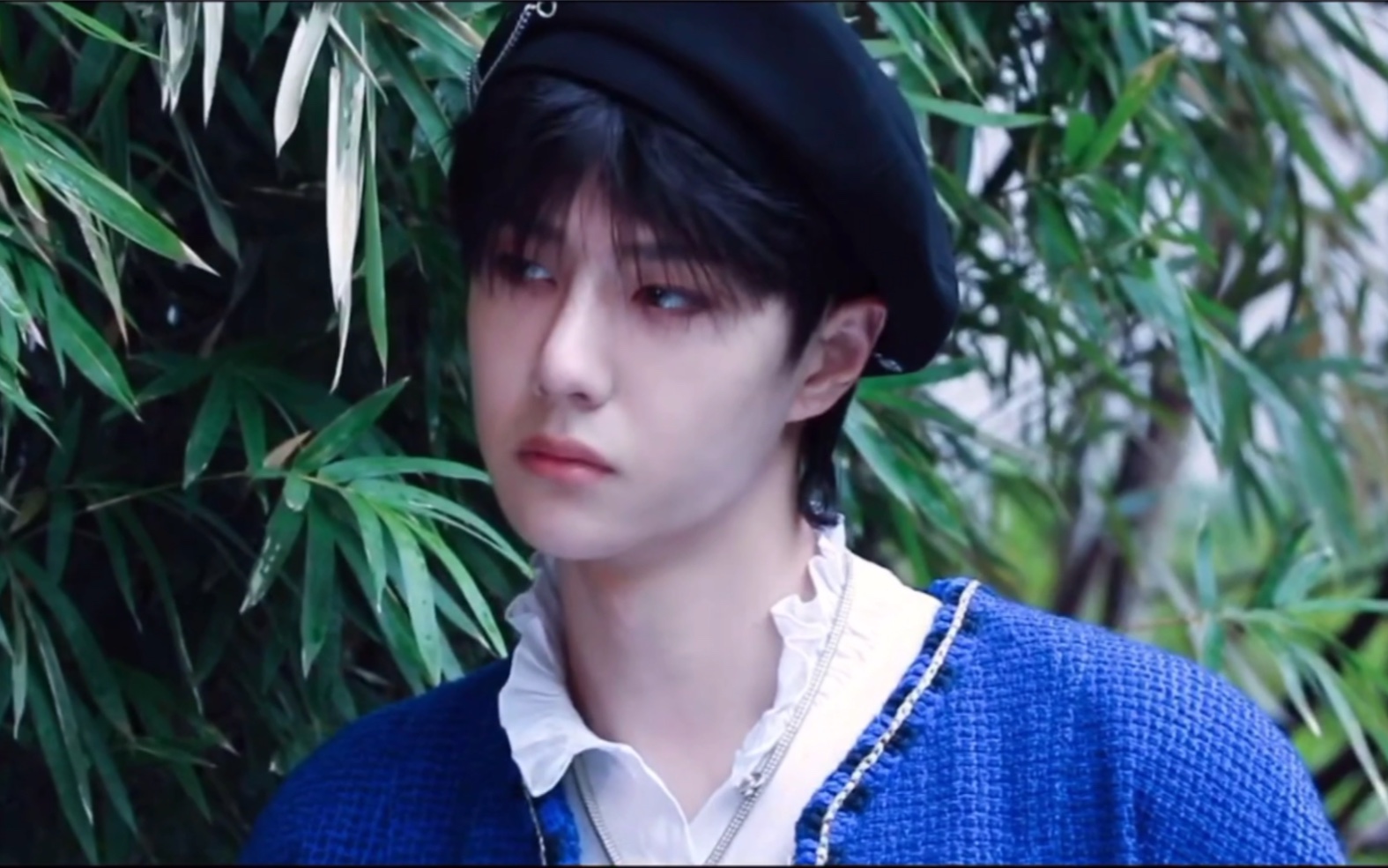 王一博宫廷小王子微博之夜红毯骑小摩托