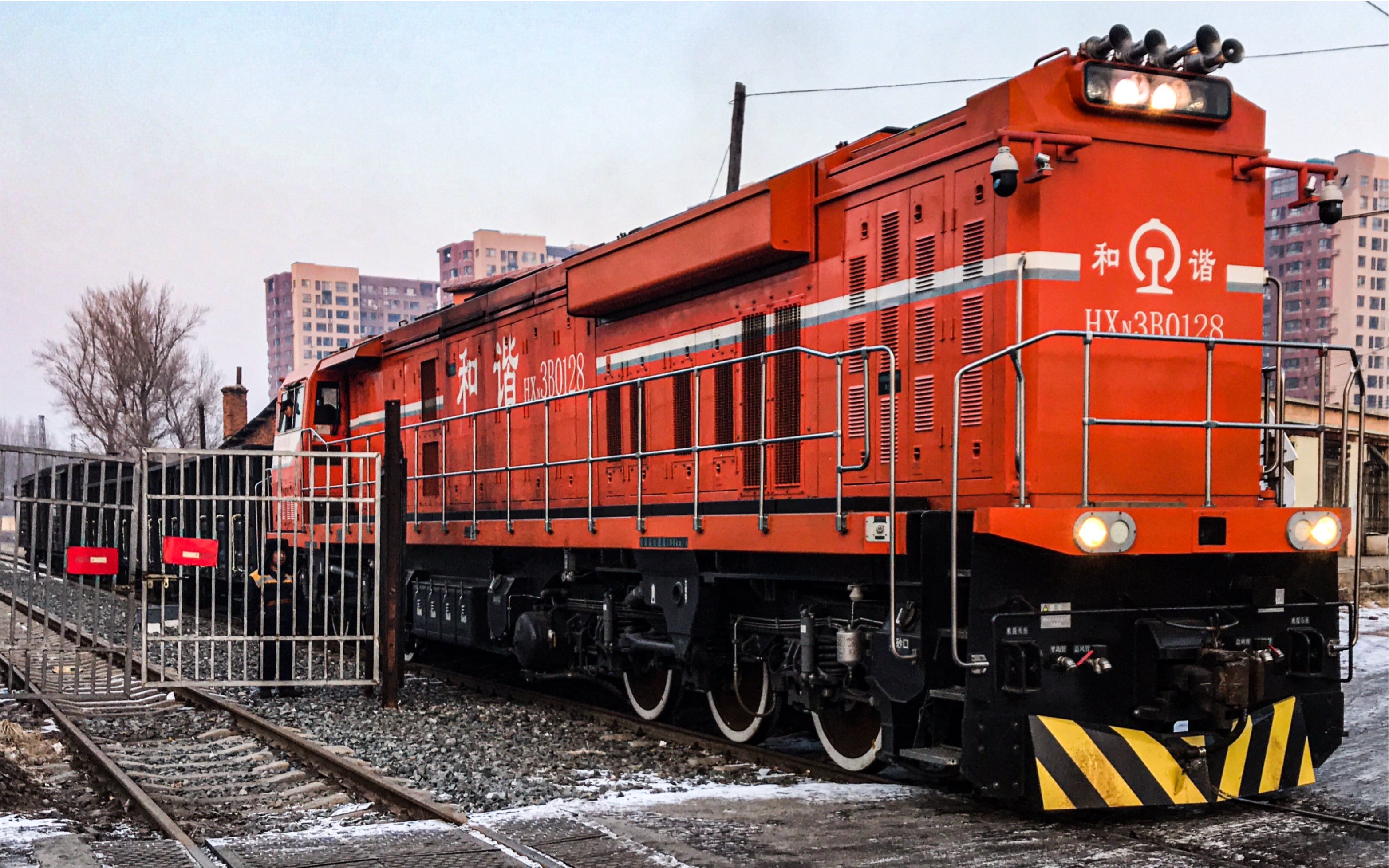沈局苏段hxn3b 0128于洪站调车机牵引两节敞车两节棚车进入专用线
