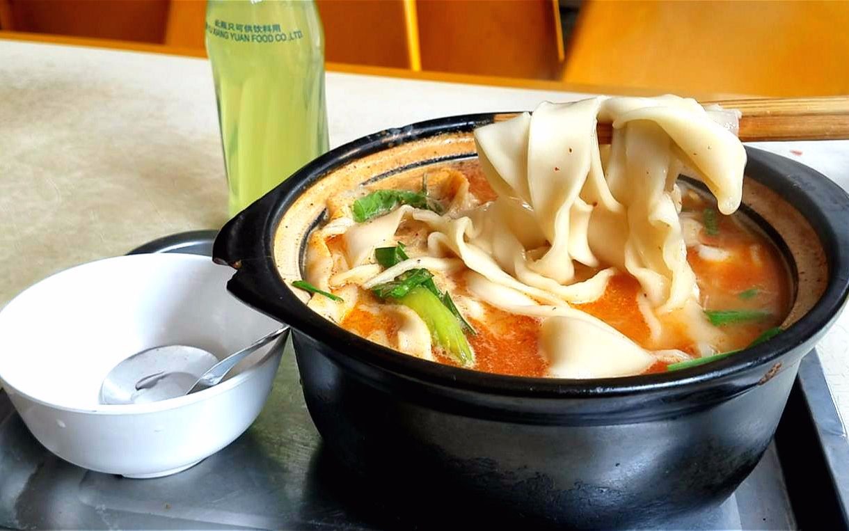 10块钱的砂锅面,竟有这么大一锅,足够两个人吃啦!