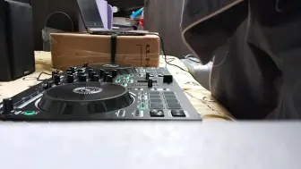 Descargar video: 0岁DJ第一次打碟以纪念Avicii（仅学了2天，自知什么都不会，请别骂的太狠）（仅供娱乐）