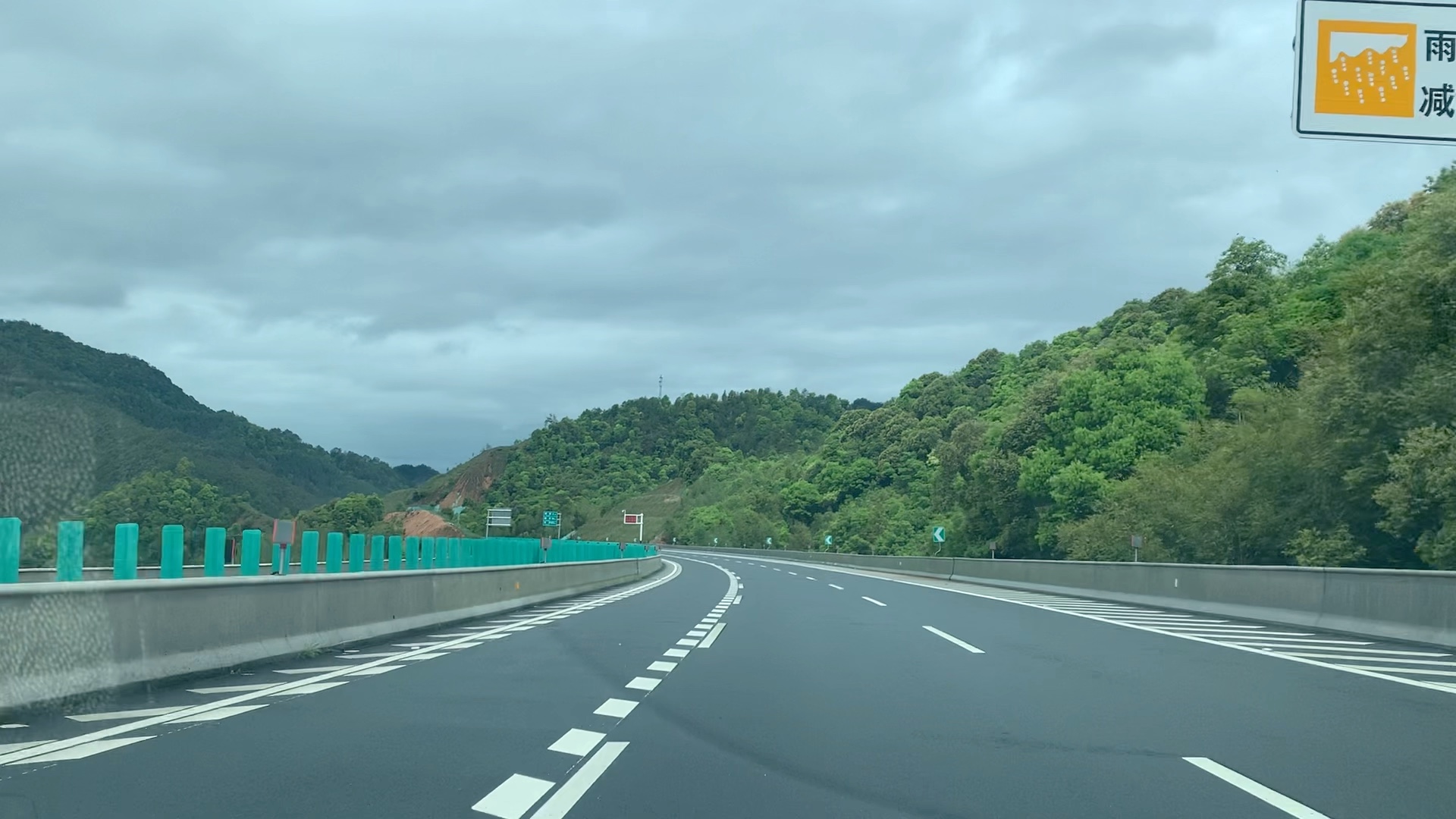 韶新高速松山隧道(网红隧道)北行是丹霞地貌 南行是美丽海景 美轮美奂哔哩哔哩bilibili