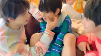 Descargar video: 【TF家族四代‖被哥哥花样哄的浚铭小猪】永远被四代家族感折服