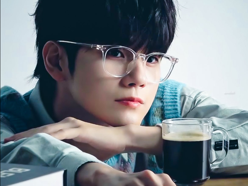 超级喜欢这个咚雾的眼镜造型,少年感满满