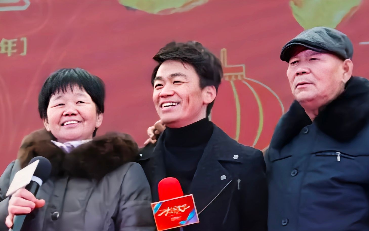 王宝强开百万豪车回村,发现村口牌匾5个大字,立马怒了去找村长