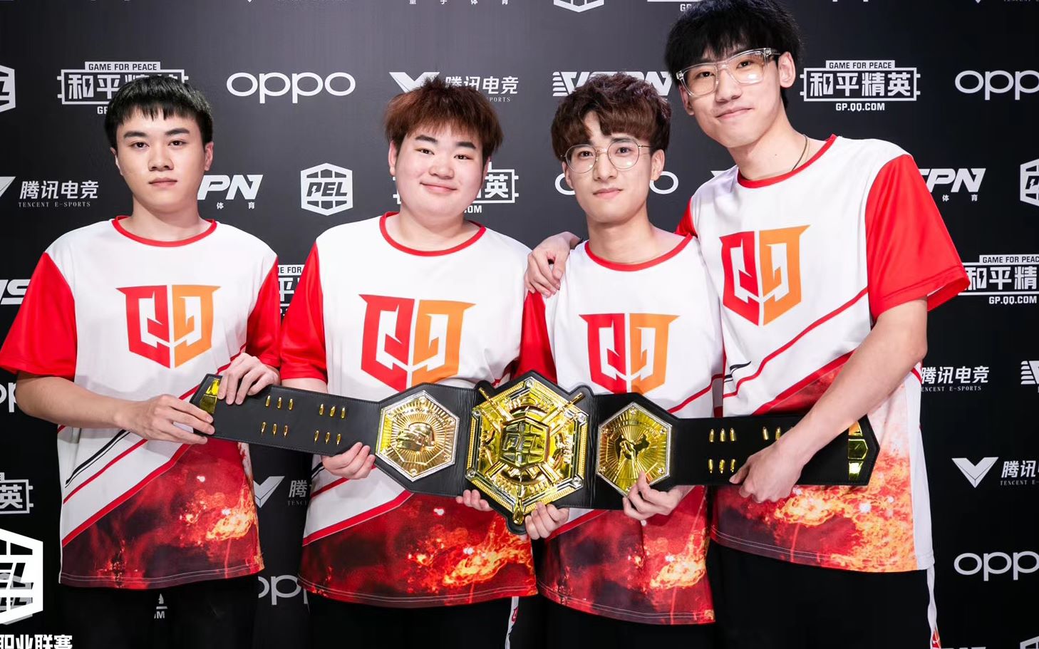 q9和平精英:让我们来看看,战队的这些帅小伙们~接下来的比赛继续加油!