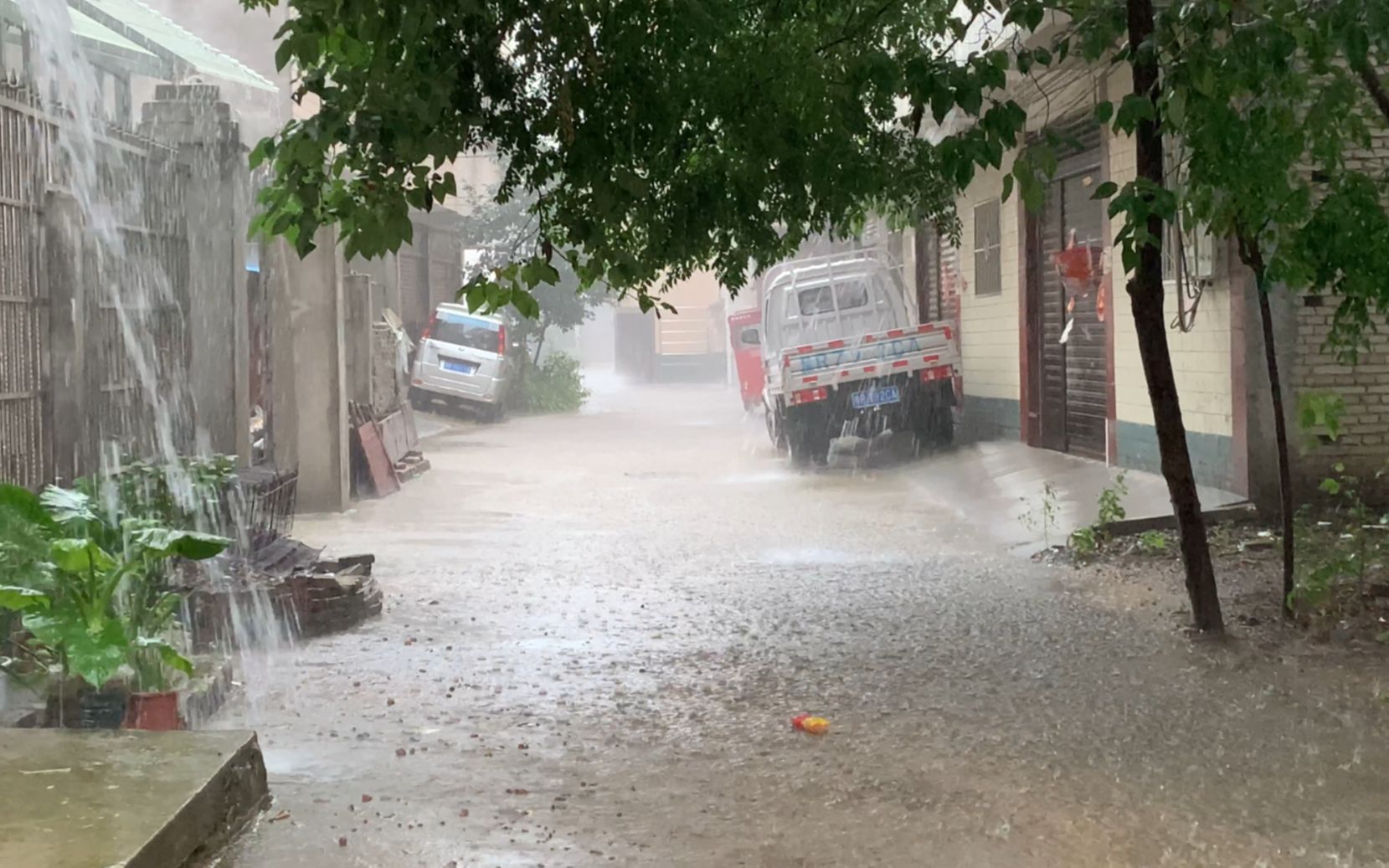 河南南阳:今天8.8号老家大暴雨,持续一个多小时,这雨真够猛的