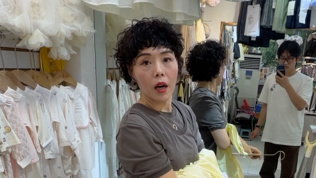 挑战去童装店买衣服，说给女朋友买的