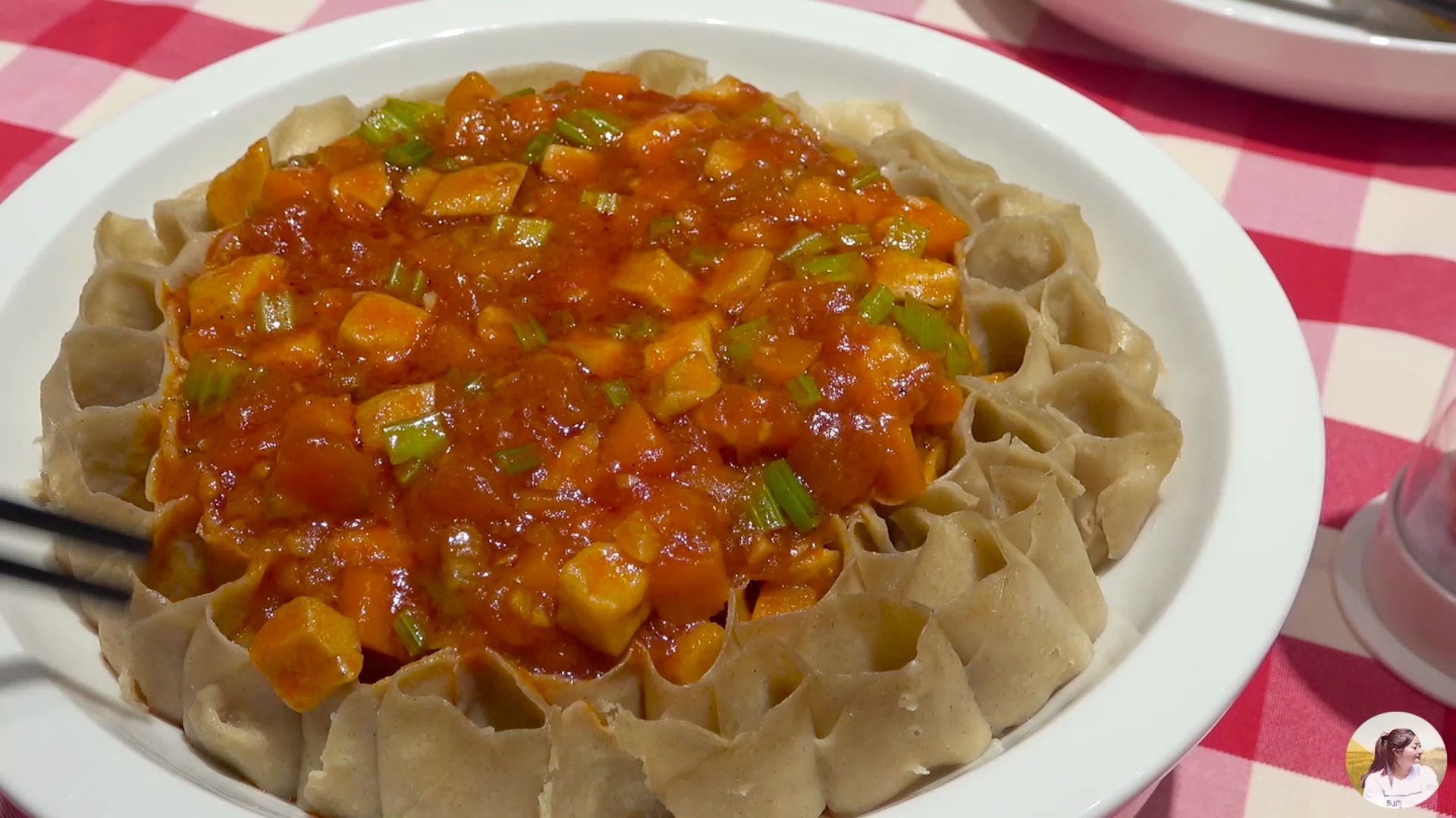 陕西特色小吃浇汁莜面,姑娘一个一个搓出来,吃的是手艺,48一份_哔哩