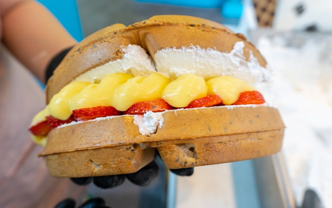 【韩国街头美食】超美味的草莓奶油华夫饼,感受奶油的暴击_哔哩哔哩