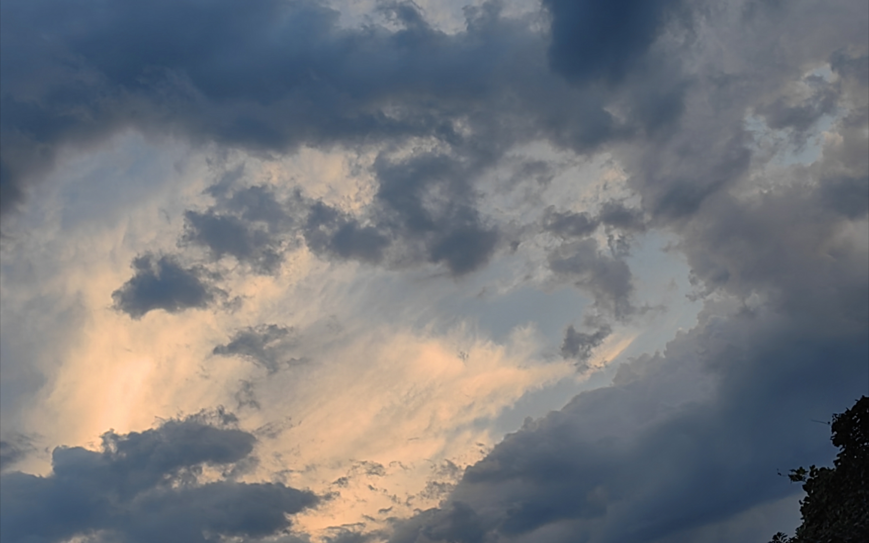 "夏季的天空是无尽的冒险"