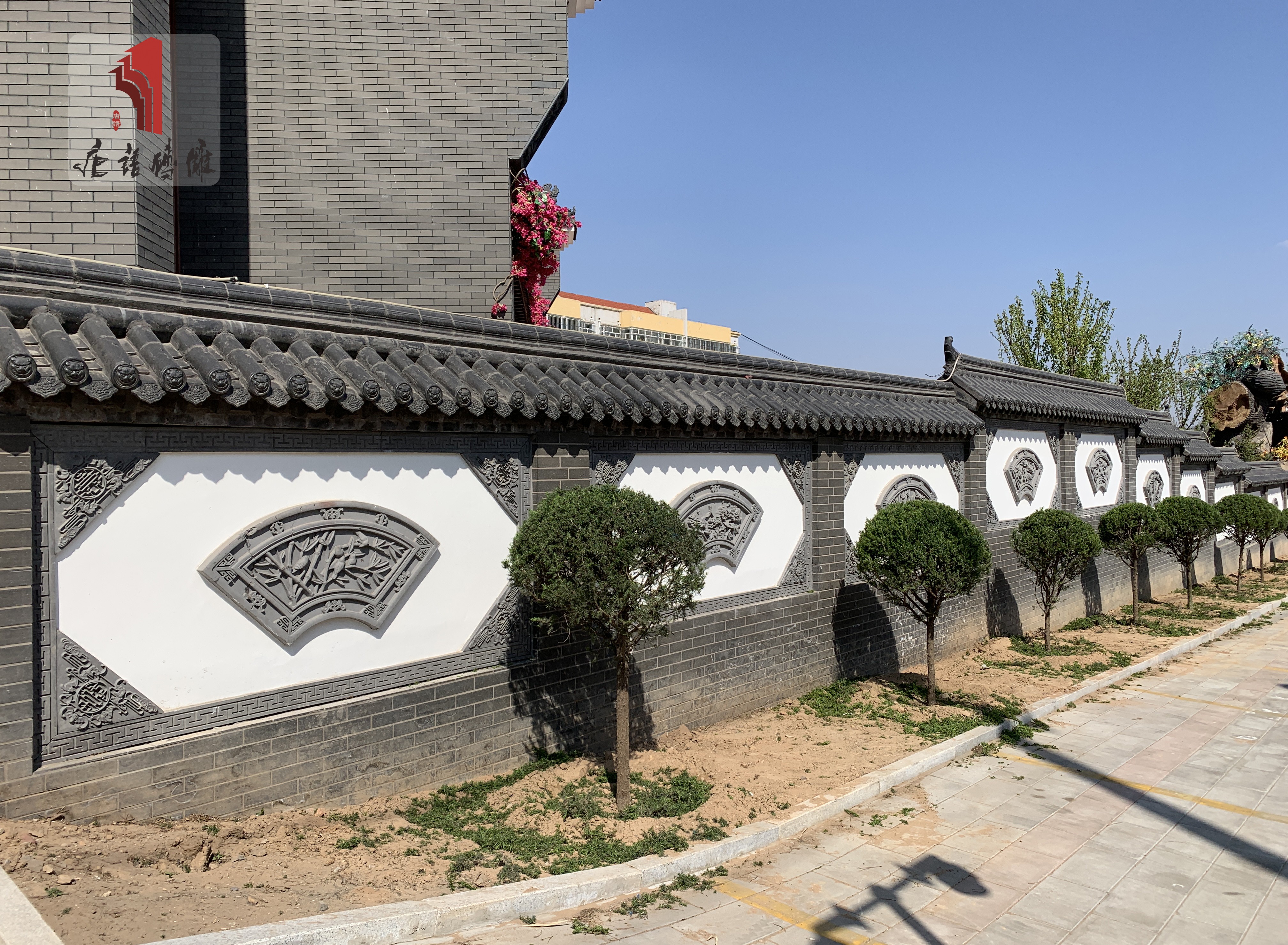 北京中式小区外墙选用梅兰竹菊砖雕挂件,铸造成了一道中式风景墙